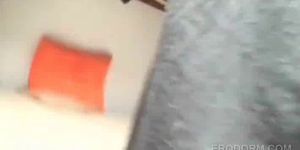 Blonde studente in slaapzaal geeft pijpbeurt op een heet seksfeestje