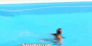 Три студентки тайно трахаются у бассейна - видео 1