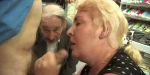 Shameless Russian old woman fucks in a store in front of an awesome grandfather - freewoomans.online