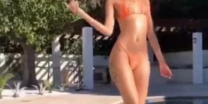 Twerking Instagram Girl in Bikini