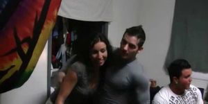 大学のパーティーでセックスゲームをしている寮の部屋の男女