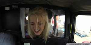 Énormes seins blonde gorge profonde dans un faux taxi