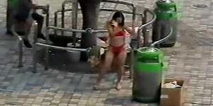 Omkleden op straat - Japans meisje in het openbaar deel 1