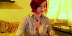 Une rousse bien roulée suce et baise devant sa webcam