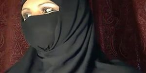 カムで点滅するアラブのイスラム教徒の少女