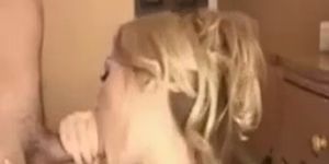 Блондинка делает минет соседу в любительском видео
