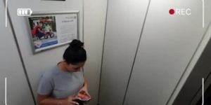Sexo lésbico en elevador