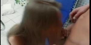 La jolie petite blonde Britt se fait baiser par 2 branleurs (Pretty Little)