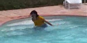 Marjorie se mouille dans sa piscine - en plein air