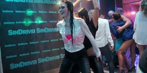 DRUNKSEXORGY - Slutty Partyküken tanzen und ficken - Video 1