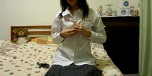 Chinees schoolmeisje stript en masturbeert