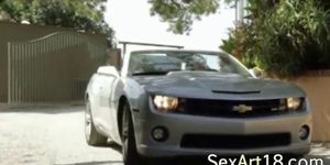 Amerikanische Lesben saugen am Auto