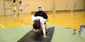 Japanse hete tiener babe sloeg doggy style in de sportschool