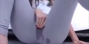 Teen fingering squirting in yoga pants