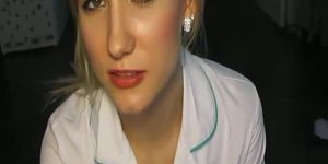 Sexy verpleegster zuigt pik en krijgt doggystyle