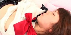 תינוקת יפנית מתוקה מקבלת כוס עם אצבעות ויונק זין