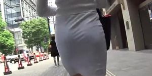 The young women in the workplace is so charming, and the tight skirt has the print od ass