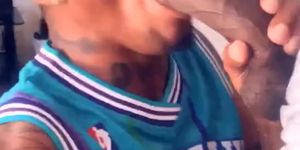 Chacal tatuado mexicano mamando verga