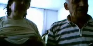 Vieux couple s'amuse sur une webcam - Amateur plus âgé
