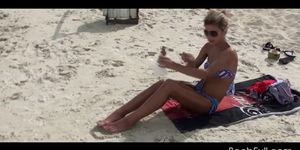 Lesbiana amateur recibe un masaje corporal caliente en la playa - video 1