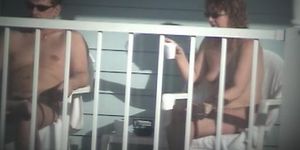 Piscina nudista - en el balcón