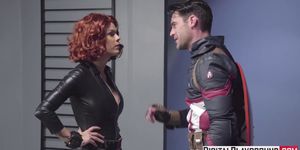 Капитан Америка трахает телку в латексе в порно пародии Scarlet Bitch