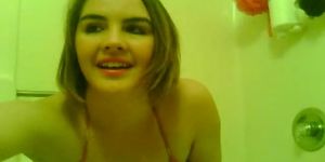 Возбужденная пухлая бывшая девушка играет со своей киской в ванне