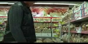 Chica con novio follando en el supermercado