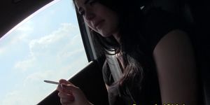 Мель подросток раздевается в машине в любительском видео