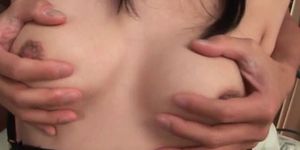 Hot Teen Jap Puppe Boob saugte, während sie Fotze masturbiert
