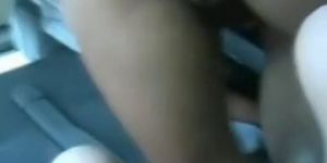 Чернокожую швейцарскую тинку трахнули в машине в любительском видео