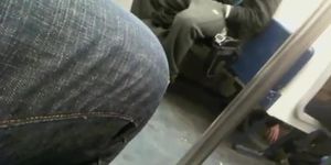 He spies on a guy whit his hands in his pants and masturbates on the bus