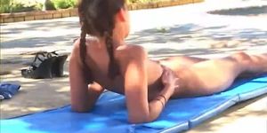 Serveur de piscine avec petite ado aux seins