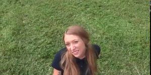 Lieve blonde tiener geeft haar vriend een pijpbeurt buiten - video 1