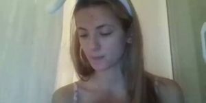 Blonde bunny reveals her tits - video 2