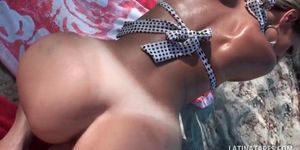 Latina en traje de baño es follada en POV en la playa