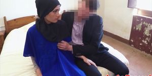 Hijab wearing muslim babe gets spoon fucked