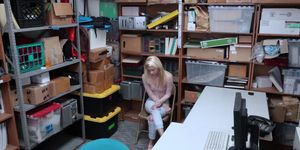 Shoplyfter gave the LP Officers huge cock a blowjob (Riley Star)