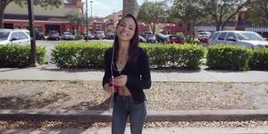 Cute Latina a échangé son cul contre de l'argent