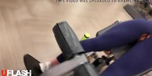 Chica de gym con leggins rotos del culo