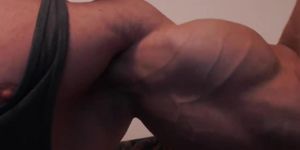 chaturbate musclebull flexing biceps webcam