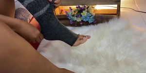 Danna se chupa los dedos del pie mientras se da un masaje. (Anna S.)