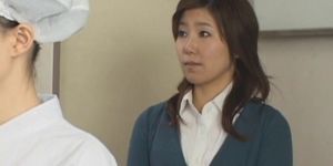 Japanische Krankenschwestern geben Patienten Handjob