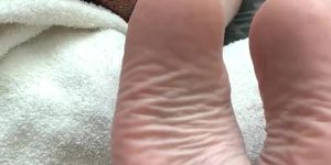 Cum on her soles with a big nut!!!