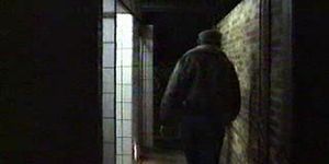 Französische reife Frauen in öffentlichen Toiletten mit unbekanntem Kerl