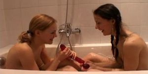 2 jóvenes lesbianas en el baño