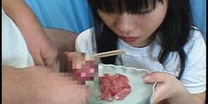 Еда - японская девушка что-то ест