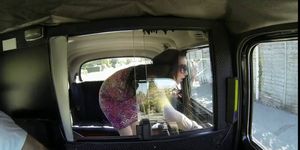 Natürliche Riesentitten Brünette in gefälschten Taxi gefickt