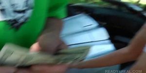 Versaute Amateurküken lutschen Schwanz in POV für schmutziges Geld