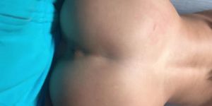 Latina Adolescente quiere dedo en su culo mientras la penetran